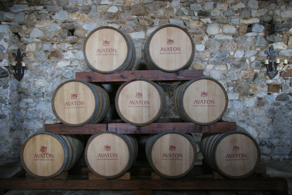 Neun Holzfässer vom Weingut Tsantali