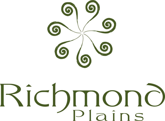Sieben Silberfarnspitzen und der Name bilden das Logo von Richmond Plains