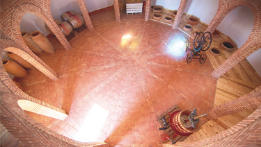 Der zwölfeckige Weinkeller der Bodegas Parra