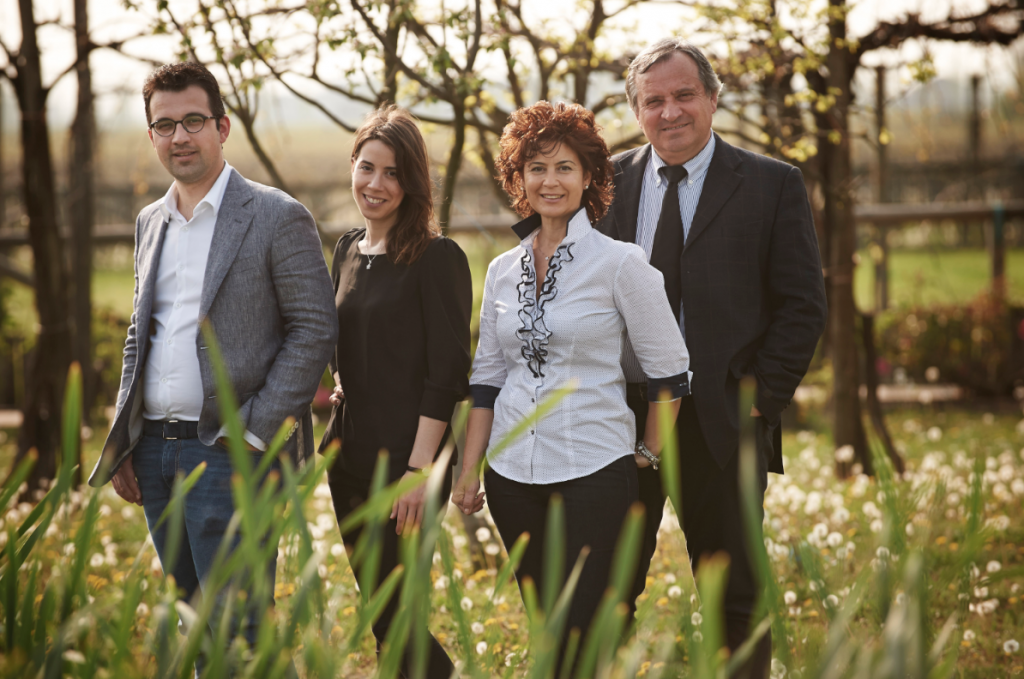 Ein Foto der Familie Corvezzo im Weinberg
