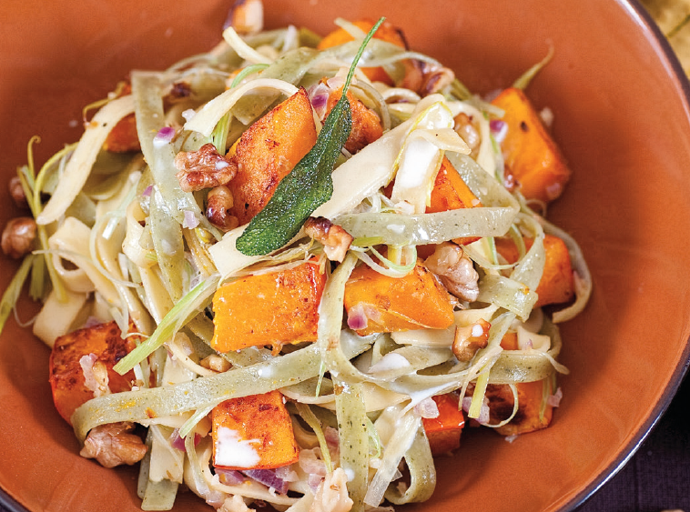 Tagliatelle mit gebratenem Kürbis trifft auf Gens et Pierres Rouge