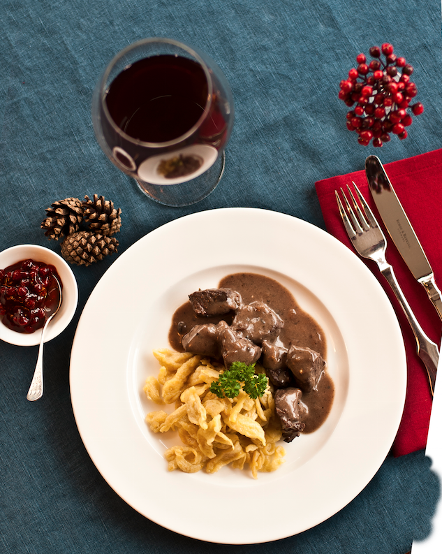 Hirschragout trifft auf Cannonau di Sardegna